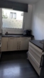 Moderne Küche mit Fenster - Geräumiges Reihenhaus in Duisburg – Ideal für Familien!